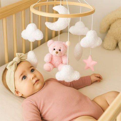 filette regarde mobile bébé oursons