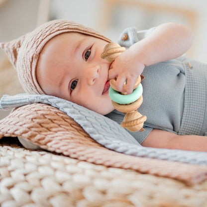 Hochet bébé couchant mains