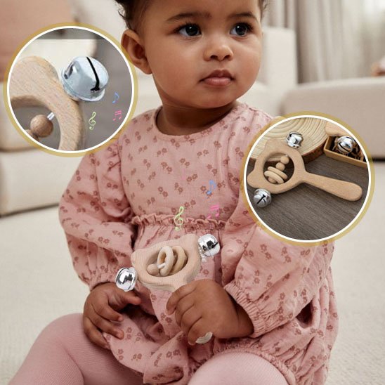 Hochet bébé fillette assise