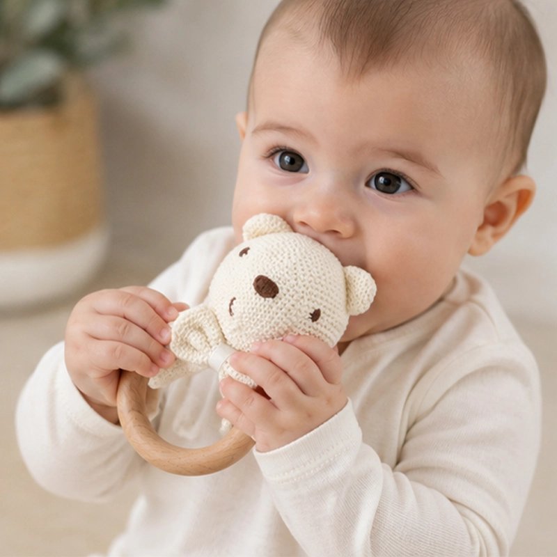 Hochet bébé ours dans la main de l'enfant 