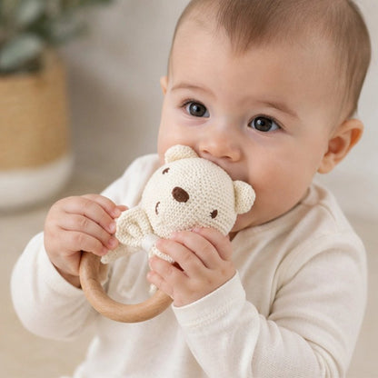 Hochet bébé ours dans la main de l'enfant 