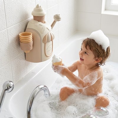 Jouet baignoire bebe enfant assise s'amuse dans L'eau