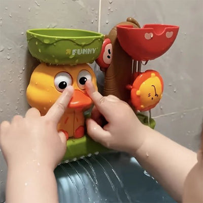 Jouet baignoire bebe​ enfant touchant les yeux