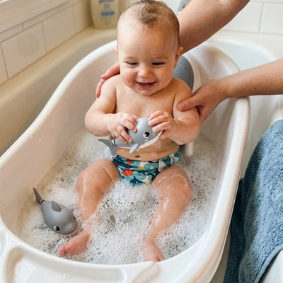 Jouet bain baleine grise avec bébé