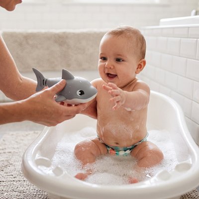 Jouet bain baleine grise avec enfant