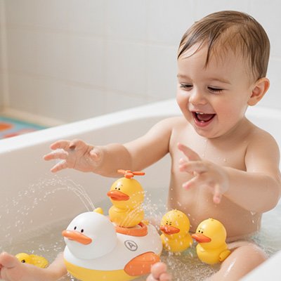 Jouet bain bébé enfant joue dans l'eau