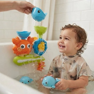 Jouet de bain​ crabe bébé semble s'amuser