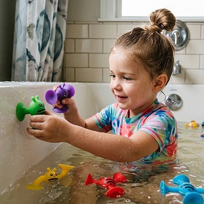 Jouet de bain enfant heureux