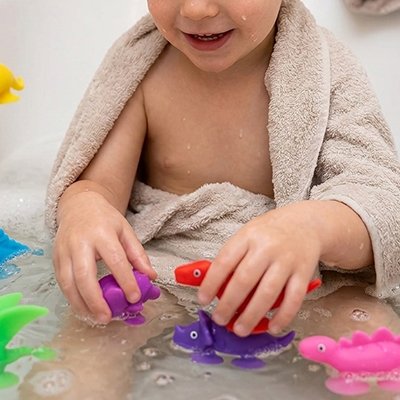 Jouet de bain enfant joue dans l'eau avec les dinosaures