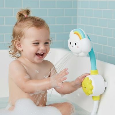 Jouet de bain​ fillette joue assise dans le bain