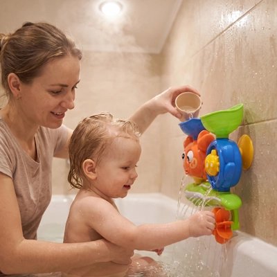 Jouet de bain​ installé maman bébé 