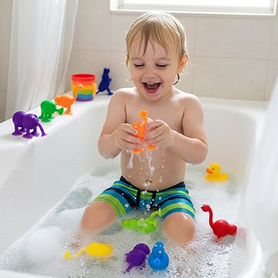Jouet de bain multicolore avec enfant