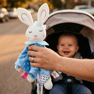 Lapin doudou  bleu bébé sourit