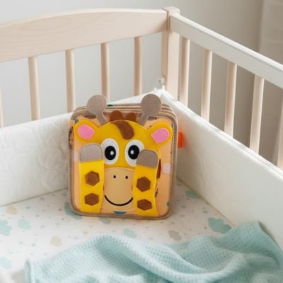 Livre bebe en tissus girafe dans berceau