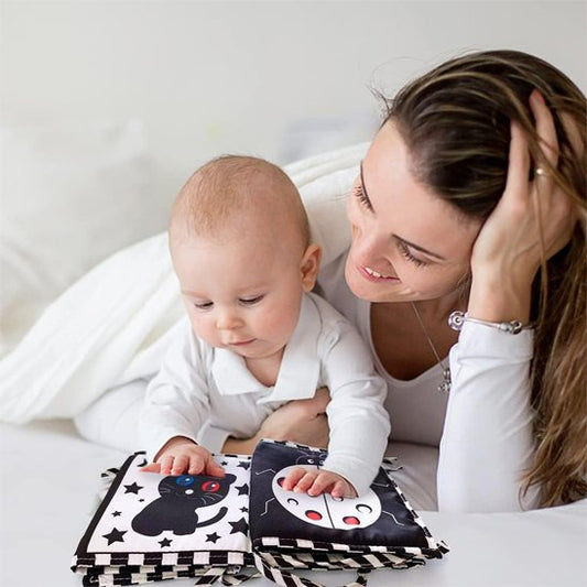 livre pour enfant maman regardant images avec bébé