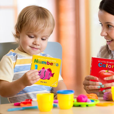 livre pour enfant maman regarde avec bébé