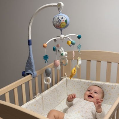 mobile bébé bleu enfant semble heureux