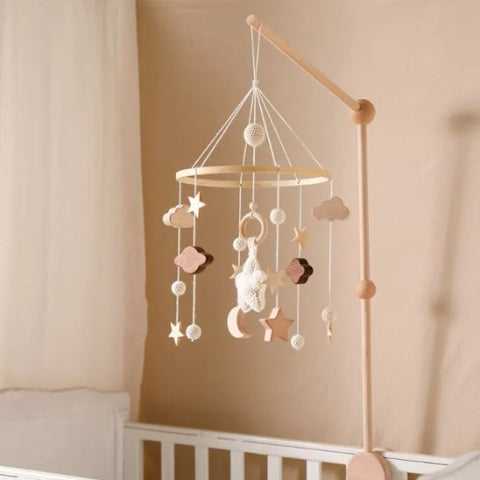 mobile bébé fini installer sur berceau