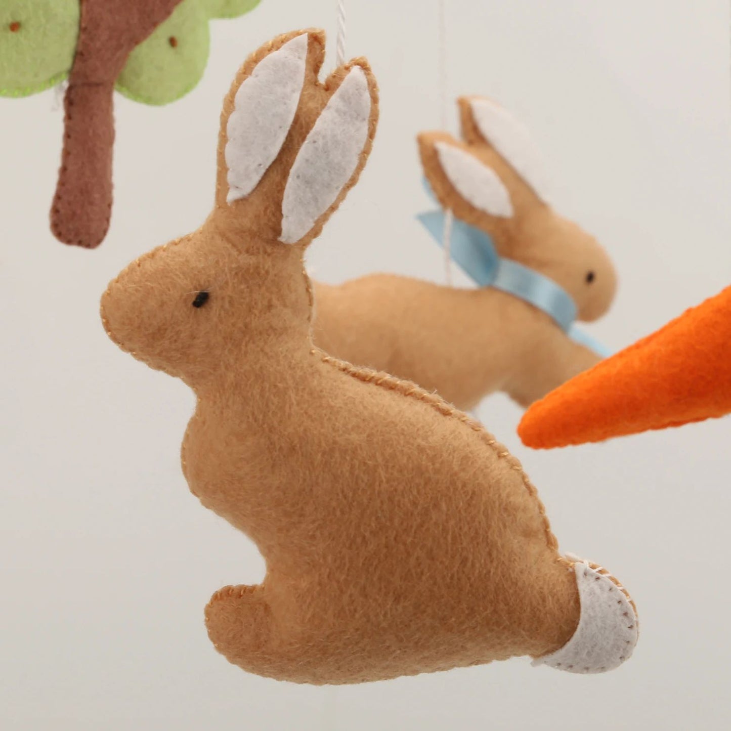 mobile bebe lapin brun carotte