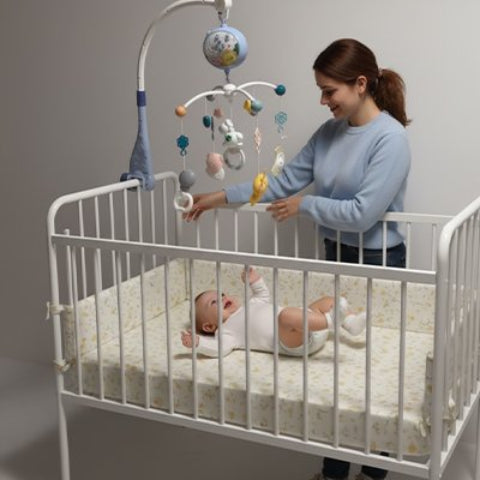 mobile bébé maman et enfant joyeux