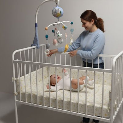 mobile bébé maman et enfant joyeux