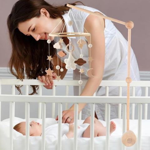 mobile bébé maman joue avec enfant