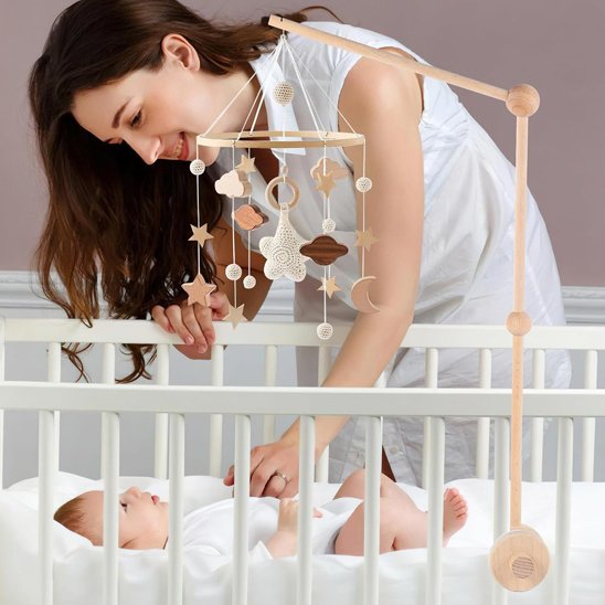mobile bebe maman joue avec 