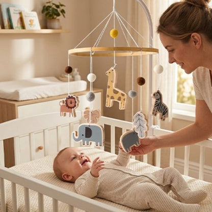 mobile bébé maman sourit avec enfant