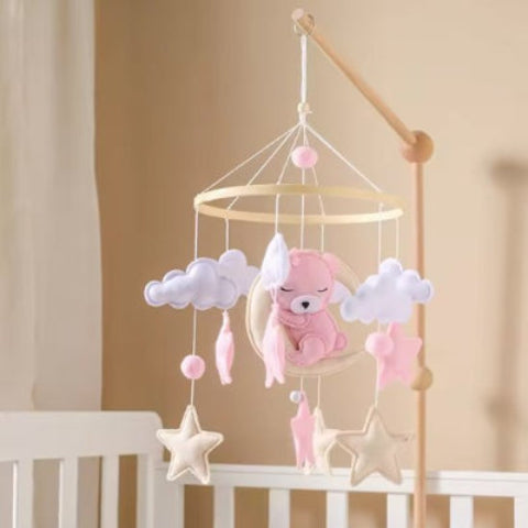 mobile bébé rose déjà installé