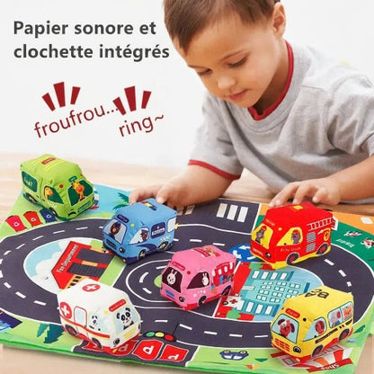 petite voiture pour enfant s'amuse