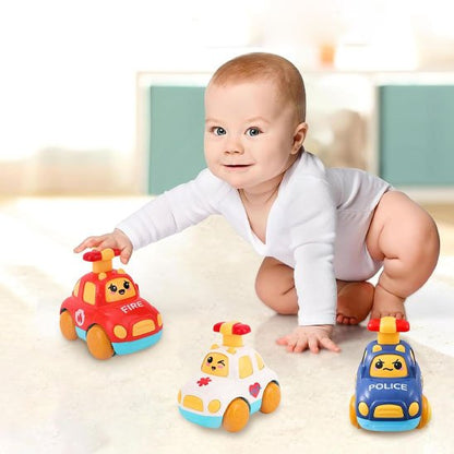 Petites voitures bébé joue avec voiture