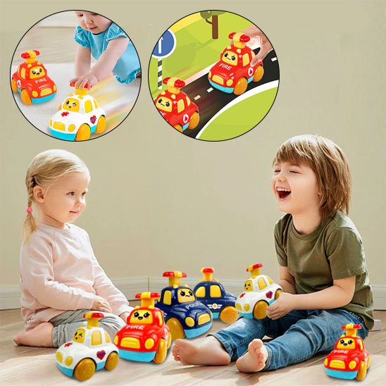 Petites voitures deux enfants jouent
