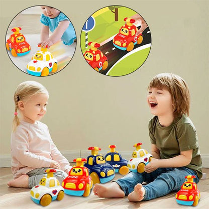 Petites voitures deux enfants jouent