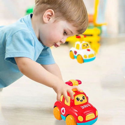 Petites voitures enfant s'amuse avec l'auto