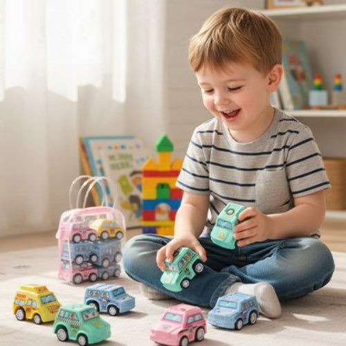 Petites voitures jouets garçon semble joyeux