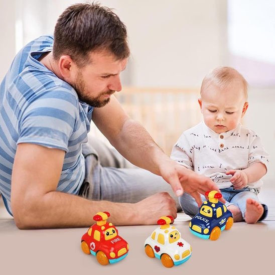 Petites voitures papa et bébé jouent ensemble