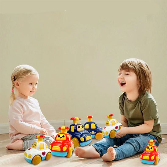 Petites voitures soeur et frère jouent ensemble