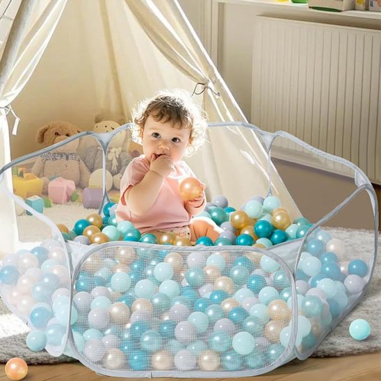 Piscine a balle bebe assis dedans