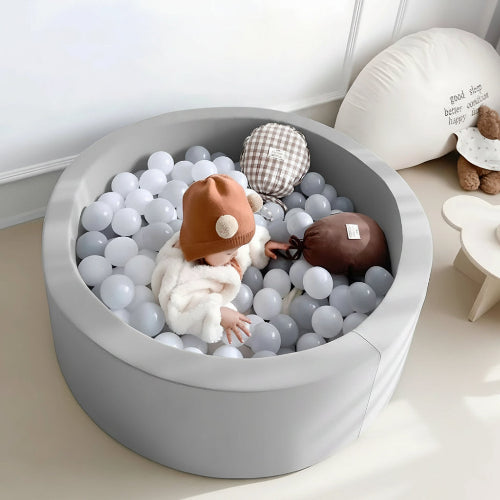 piscine à balle bébé avec enfant