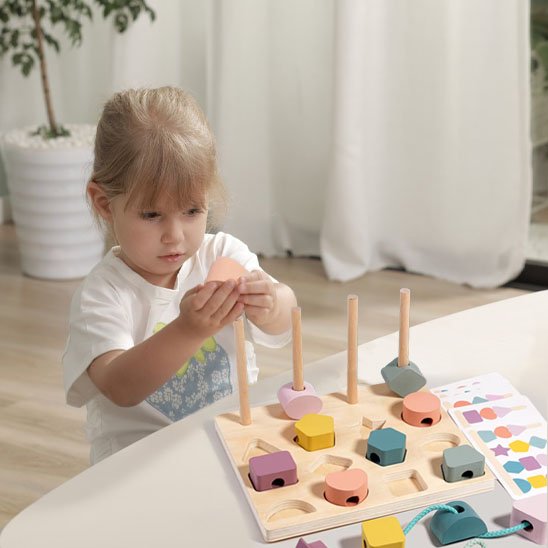 Puzzle bebe enfant joue avec jouet