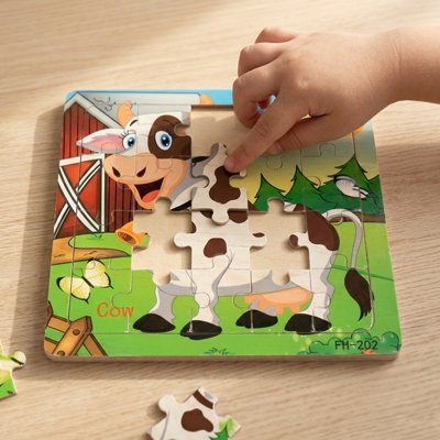 Puzzle bois enfant entrain de jouer