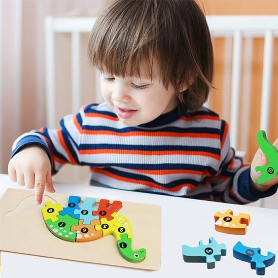 Puzzle enfant heureux de placer les pièces