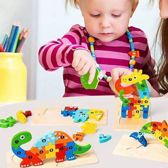 Puzzle enfant se concentre à placer son jouet