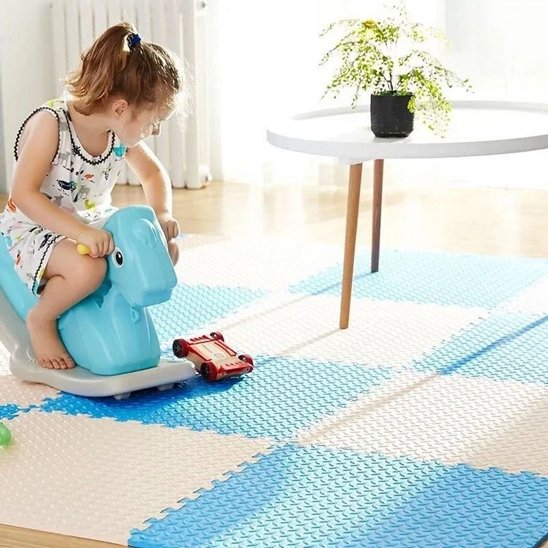 tapis d'éveil avec enfant qui joue