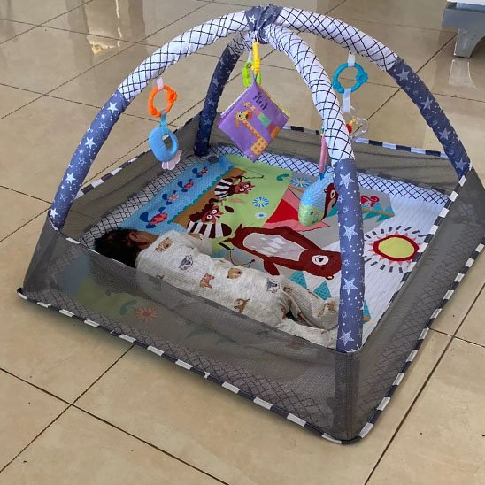 tapis d'éveil bébé endormie