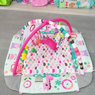 tapis d'éveil bébé ouvert avec balle verte