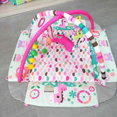 tapis d'éveil bébé rose ouvert avec jouet