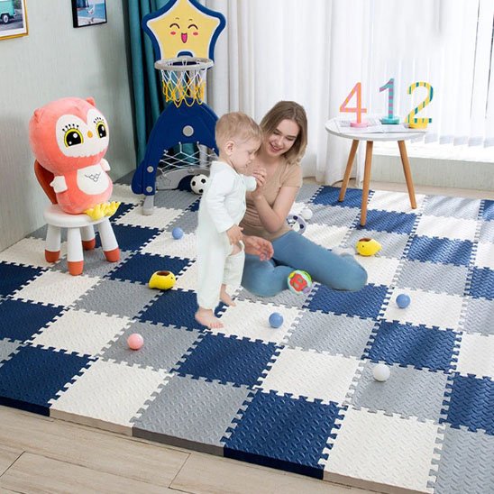 tapis d'éveil blanc bleu marine avec maman