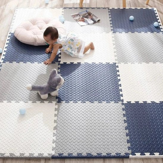 tapis d'éveil blanc et gris pour bébé