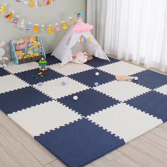 tapis d'éveil bleu et blanc pour bébé